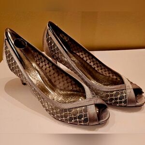 Adriana Papell Elegant Women's silver sequined  Peep-Toe Heels.